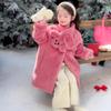 Long manteau d'hiver pour enfant en fausse fourrure de vison — Manteau chaud pour filles