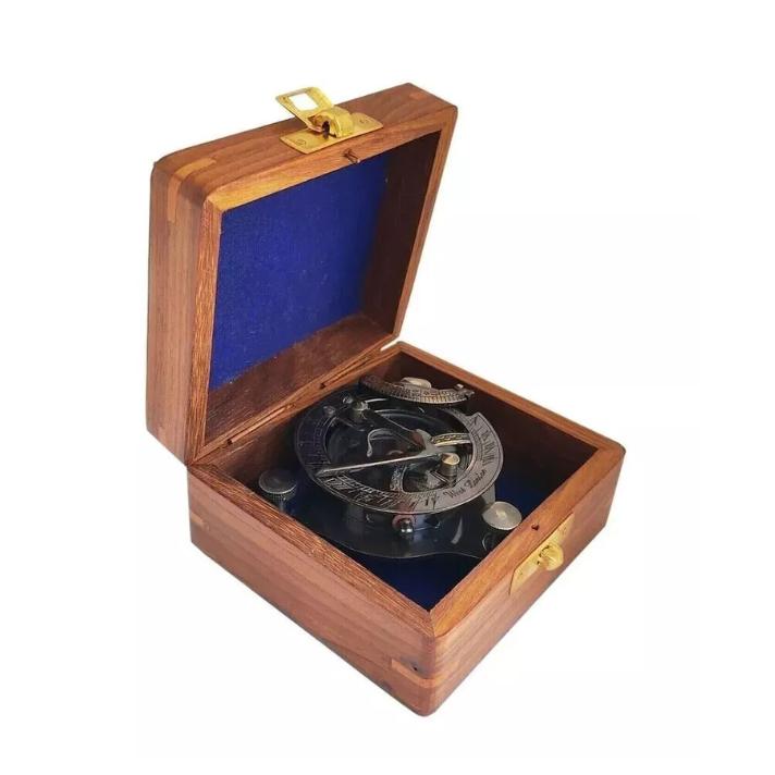 

Вінтажний антикварний латунний штатив, сонячний годинник, компас із дерев’яною коробкою. Морський подарунок