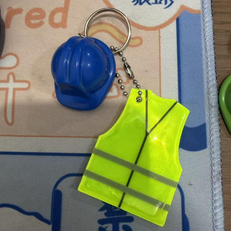 1Pc Creative Vest And Safety Helmet Shaped Keychain Night Travel Reflective Warning Sign Pendant For Backpack Accessories