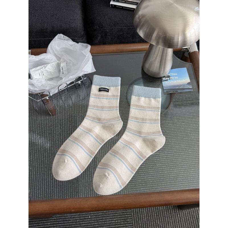 

Personalized Contrasting Stripes Mid-Calf Socks for Women in Spring and Summer Trend Style with Tagged Letters and Layered Socks 1 pair синій