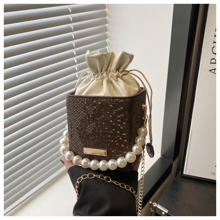 

Портативная квадратная сумка с узором из жемчужных камней, новая модель 2025 года, глянцевый ремешок, косметичка, универсальная сумка-ведро на цепочке высокой ценности