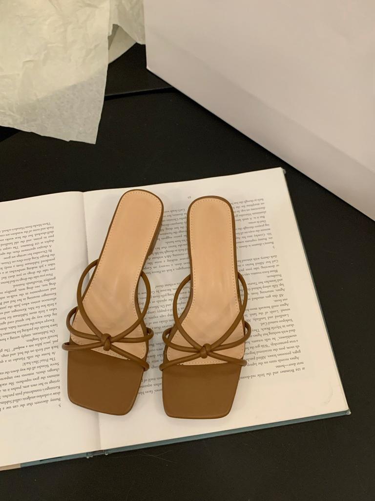 Klobiger Absatz Französische kleine coole Pantoffeln Feenschuhe tragen 2025 neue Sommerrock silberne Temperamentssandalen