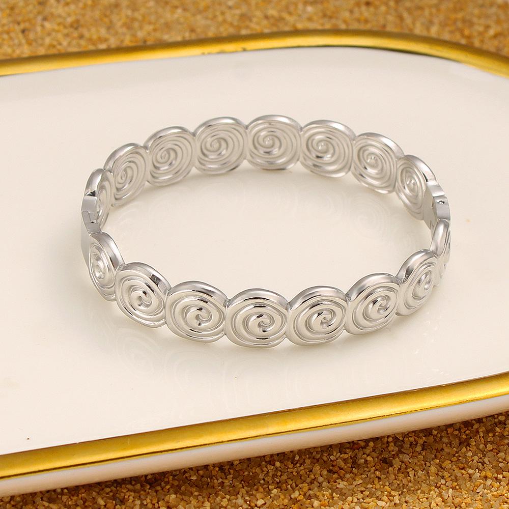 Elegant Retro Floral Hollowed Stainless Steel Bangle, 18K Gold-Plated Round Bracelet Jewelry