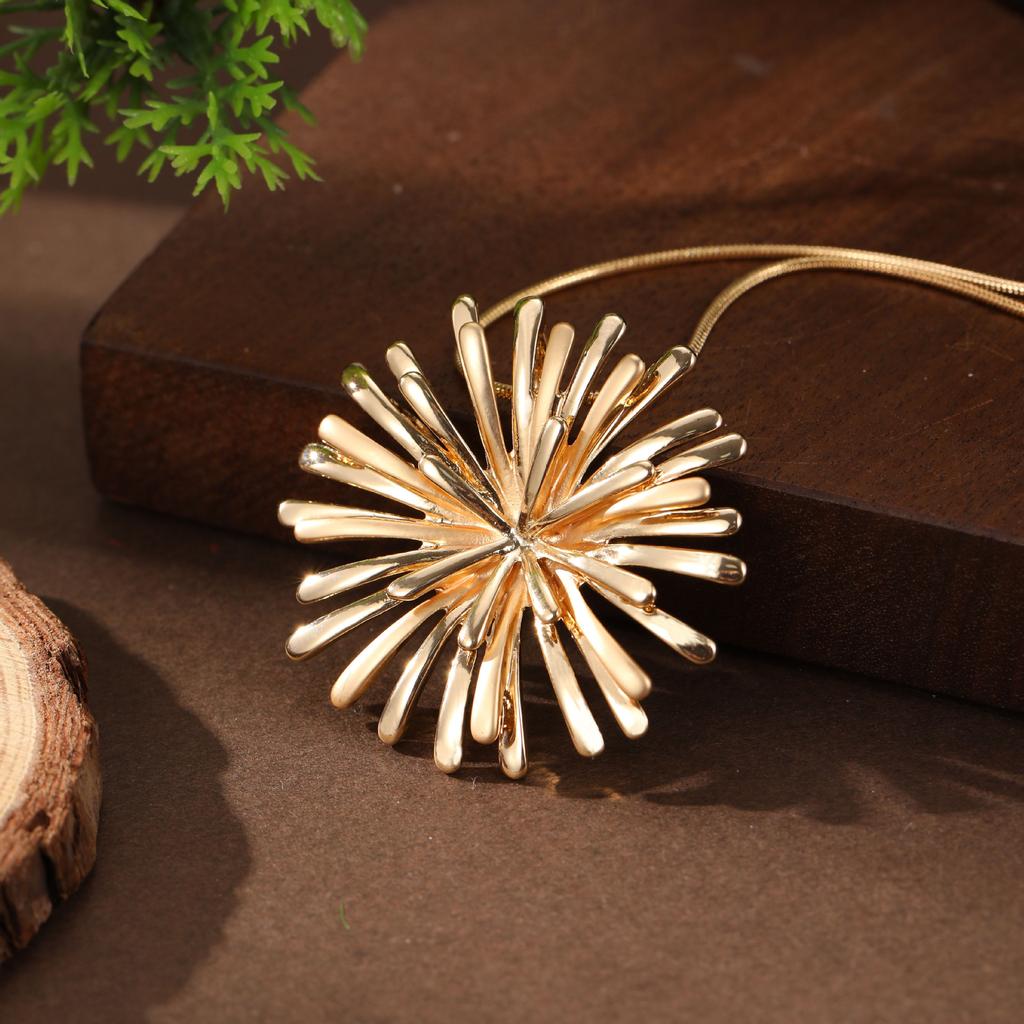 Nouveau petit pendentif marguerite tridimensionnel irrégulier, collier chrysanthème polyvalent haut de gamme pour femmes