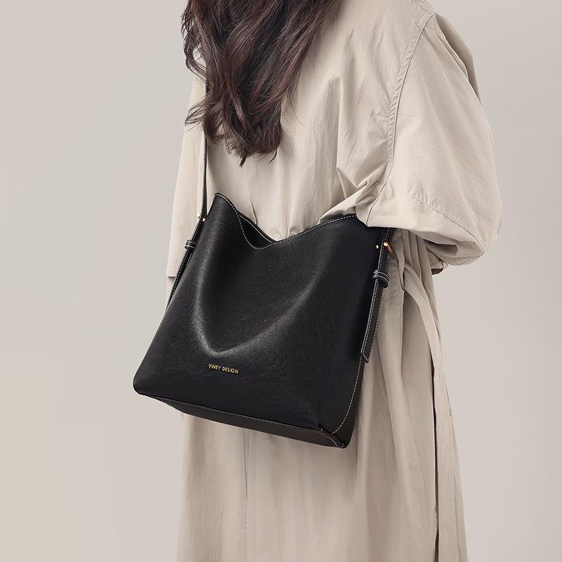 Light luxury texture black bucket bag large capacity commuter bag spring and summer relaxation shoulder bag shopping versatile messenger bag