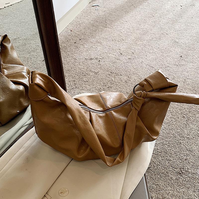 Large Capacity Retro Soft Leather Pleated Dumpling Bag Lazy Style Casual Versatile Horn Shoulder Messenger Bag