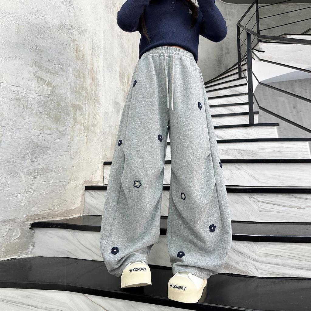 Stylowe spodnie dresowe dla dziewcząt na jesień 2025 z haftowanymi kwiatami