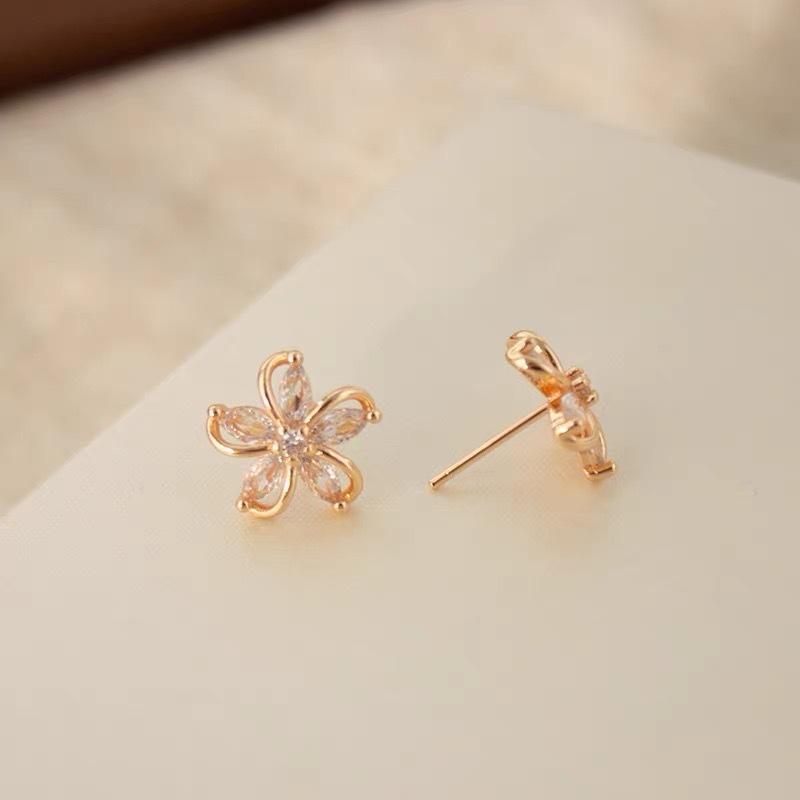 Small And Delicate Flower Earrings, Light Luxury, Elegant And Gentle Style, Versatile Fairy Earrings For Daily Commuting