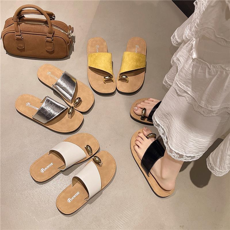 French flat-bottomed set of cool-toed slippers for women's summer wear fashionable soft-soled toes, beautiful vacation beach skirt