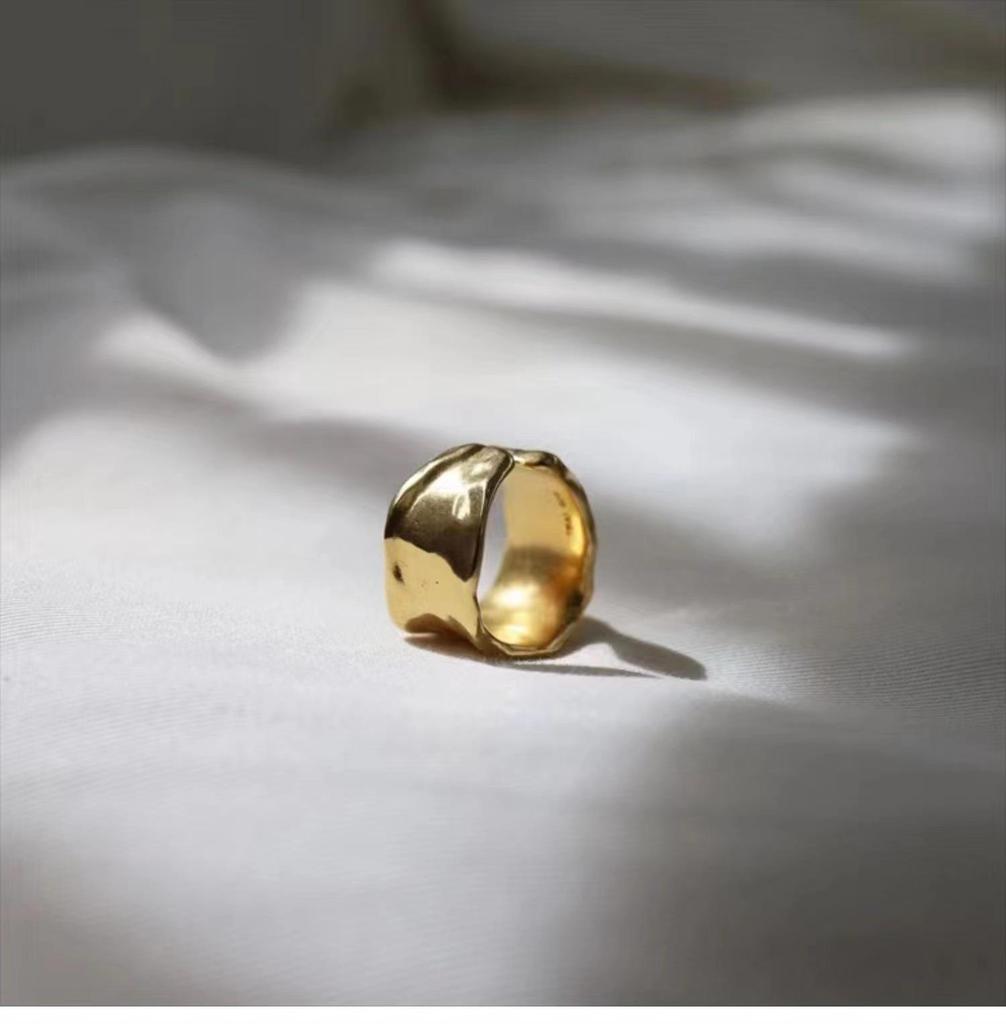 Mědí pozlacený 18karátovým zlatem otevřený prsten Matsumoto Ena: Široký, hladký povrch pro ukazováček nebo malíček
