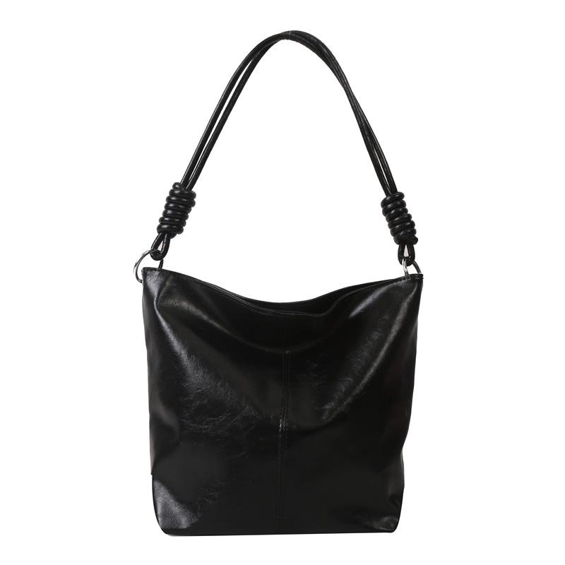 

2024 новая текстура ретро повседневная европейская и американская большая вместительная сумка-ведро из искусственной кожи с мягкой поверхностью косой пролет на одно плечо женская чёрный