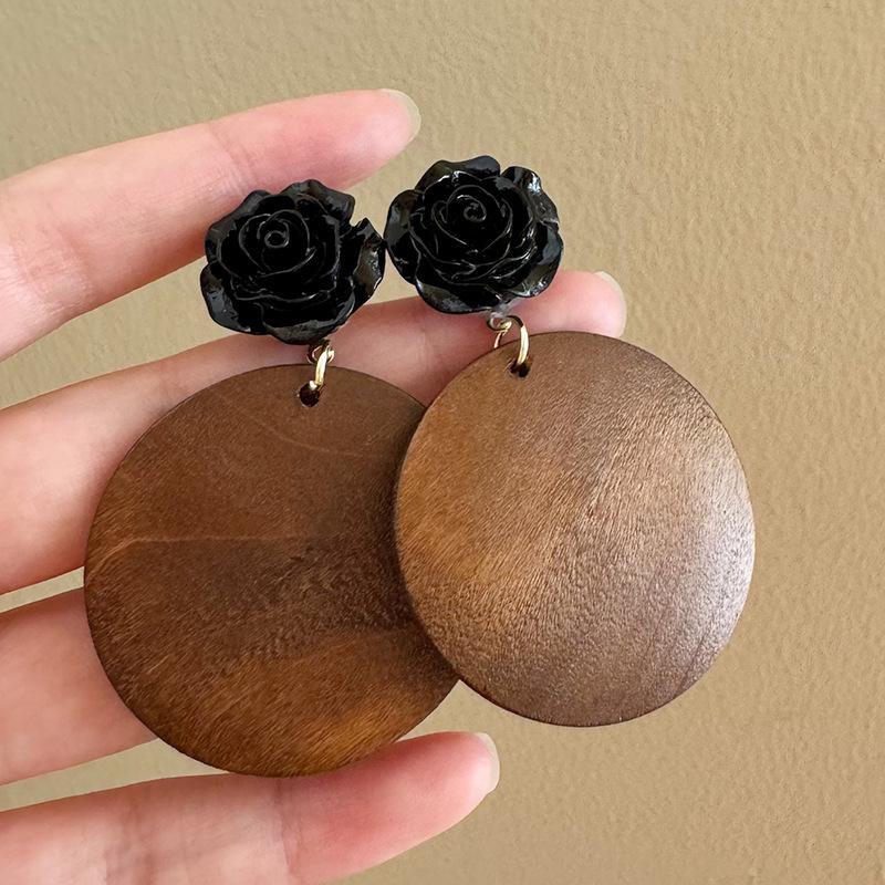 Chic Unique Exaggerated Black Rose Pendant Wood Slice Earrings Personalized Niche Internet Trend Design New Women Pierced Jewelry