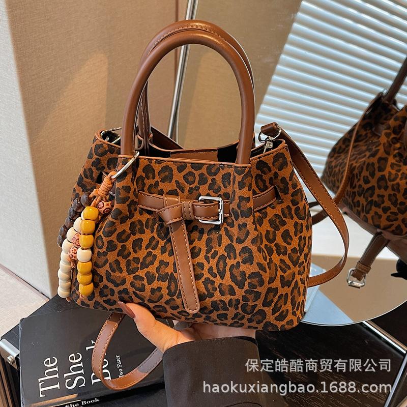 Leopard print bag women's autumn and winter 2025 new versatile niche design shoulder messenger bag popular portable bucket bag