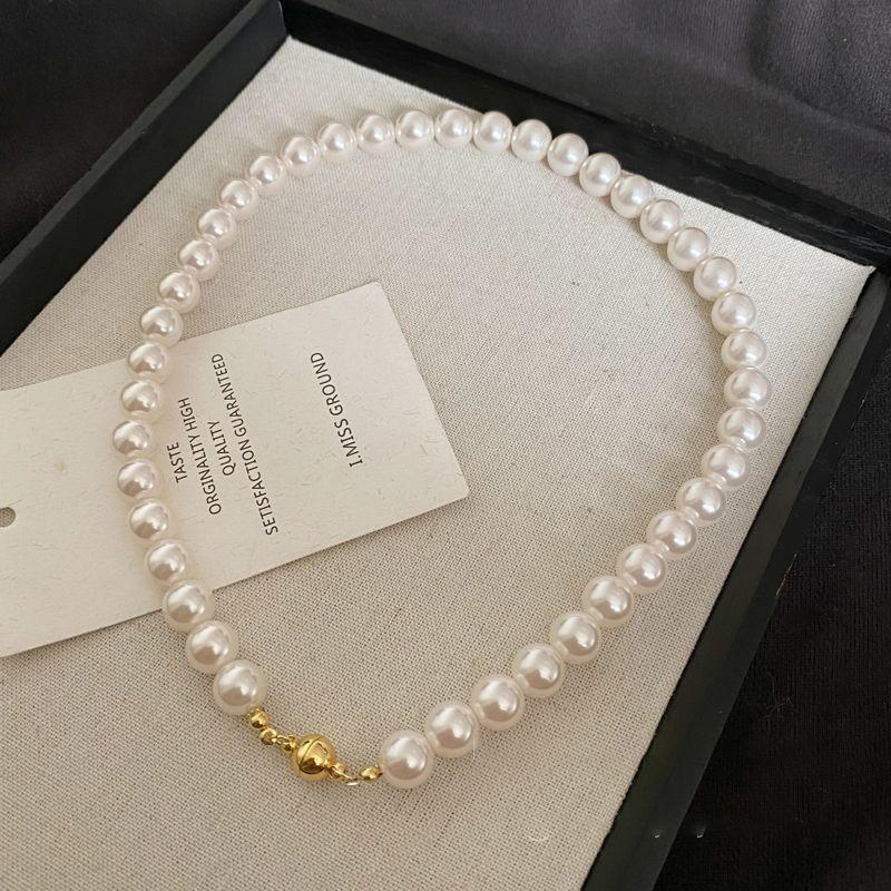 Butterfly Irregular Pearl Necklace Medieval Vintage Temperament Collarbone Chain Versatile High-end Jewelry Women