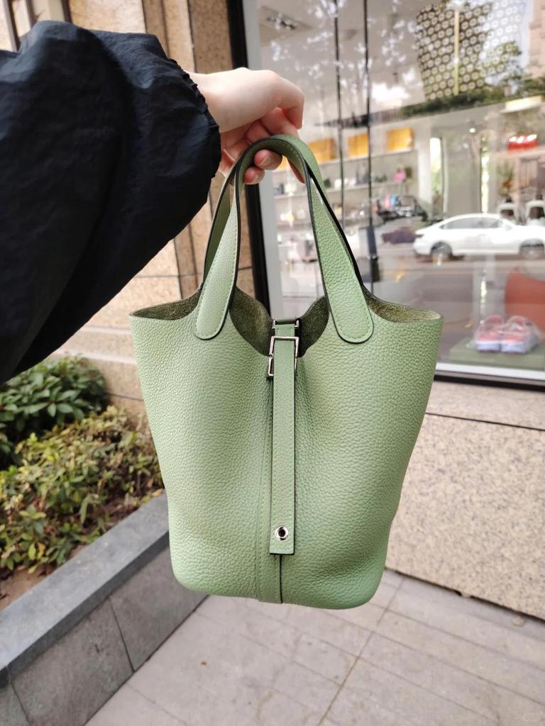 Bolso de Mano para Mujer con Grano de Lichi: Bolso Cubo Versátil, de Alta Gama y de Moda 2025