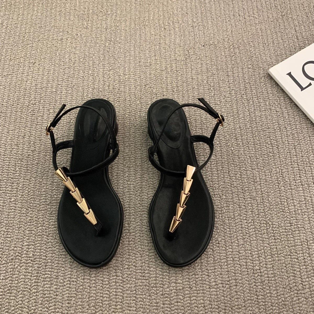 

thick heel pinch foot niche high-end sandals fairy shoes 2025 new summer mid-heel skirt Roman shoes 35