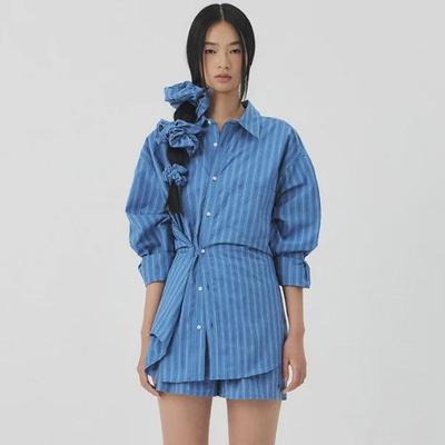 "Vielseitiges koreanisches GR*VE Midilanges Hemd mit Rückenschlitz und Knopfdetails + Gestreifte elastische Freizeithorts"