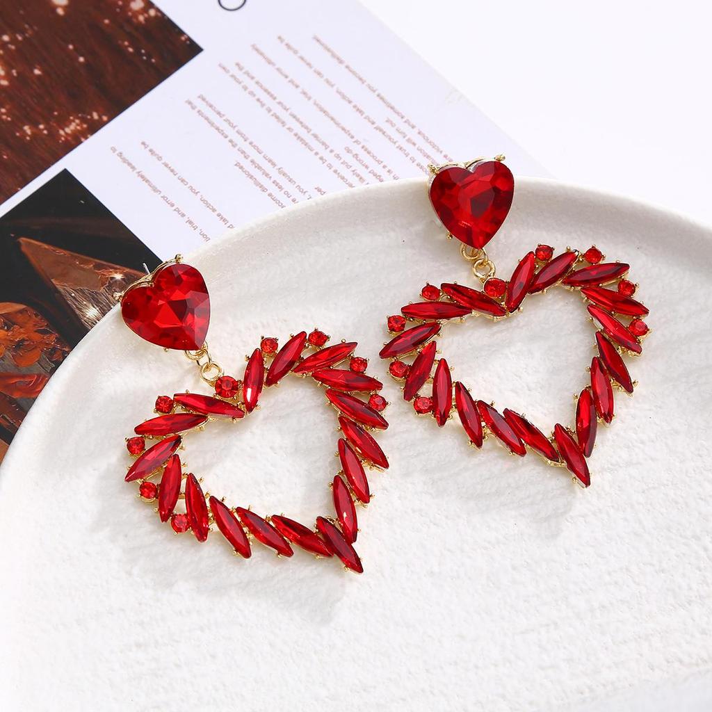 Trendy Vintage Heart Earrings: Chic and Stylish Statement Piece