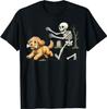 Camiseta Engraçada de Cão Goldendoodle Roubando Osso de Esqueleto para Halloween