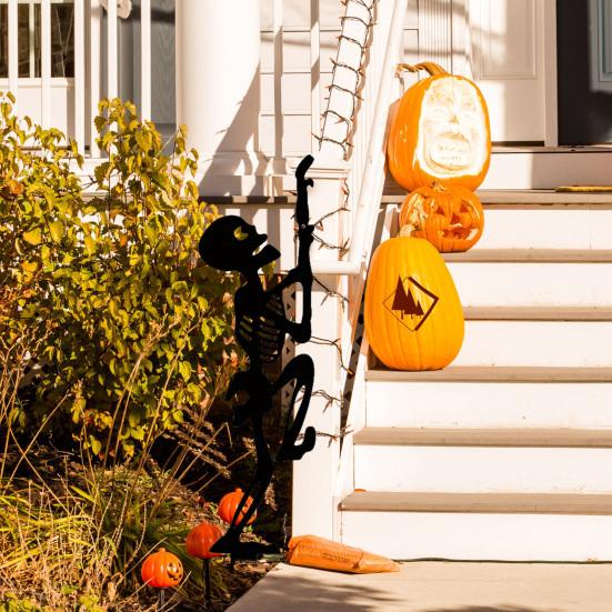 Halloween Skeleton Decorative Garden Stake Weather-proof Metal Outdoor Patio Yard Lawn Spooky Skeleton Silhouette Sign Stake Ornament