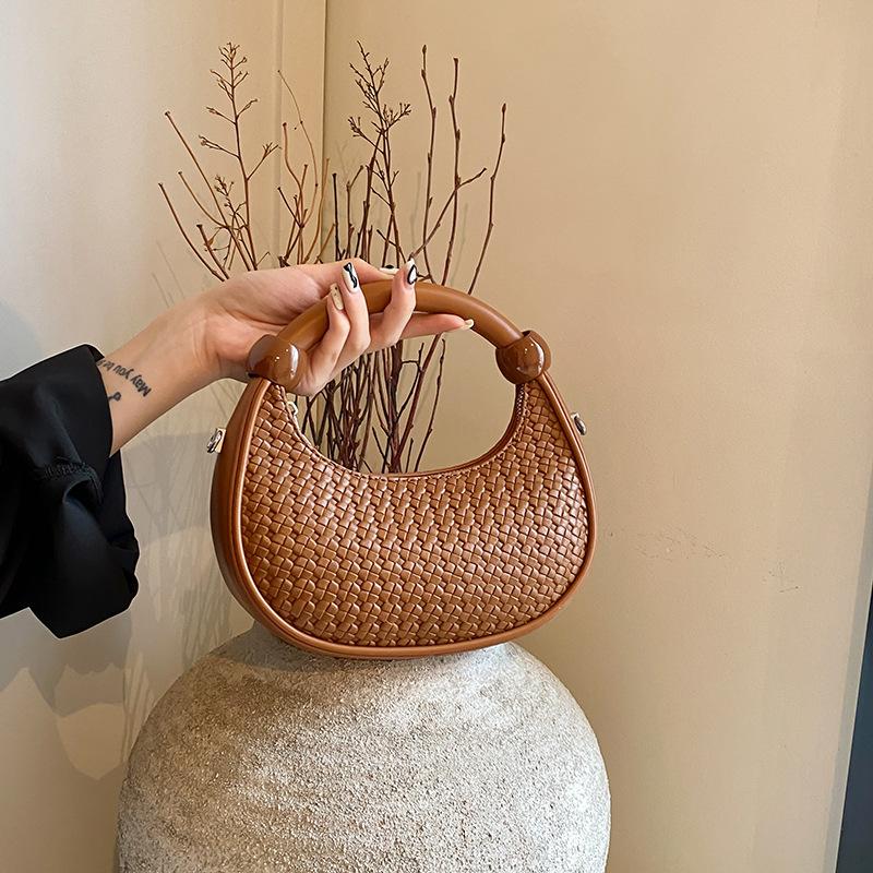 Super Fire Small Bag Women's Autumn and Winter 2025 New Retro Woven Messenger Bag Niche Design Portable Commuter Dumpling Bag