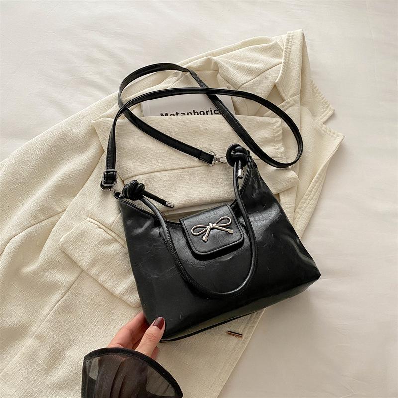 

Простая и стильная портативная модная маленькая квадратная сумка Простая и стильная сумка через плечо 2024 года, летняя нишевая простая женская сумка-мессенджер чёрный