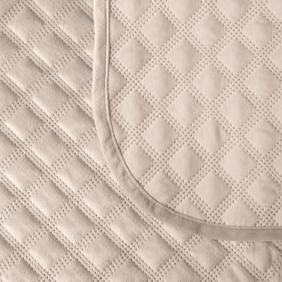 VELVI Decorative bedspread in a shade of warm, dark cream - 170x210cm