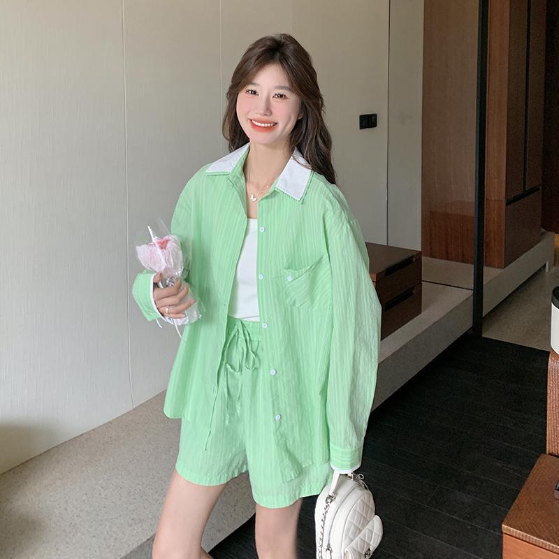 

Комплект полосатой солнцезащитной рубашки и брюк широкого кроя на весну 2025 года DJ6818 M (110-120 jin) зелёный