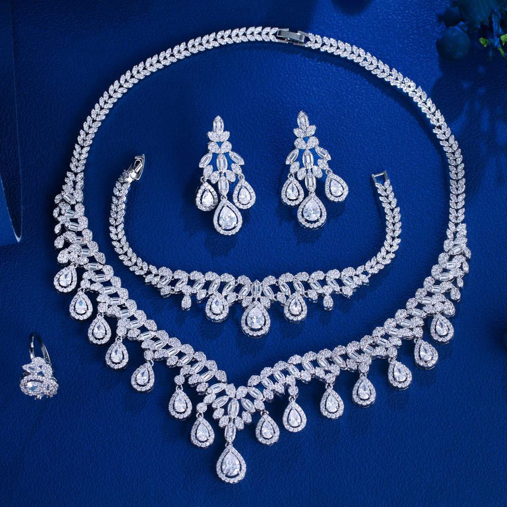 Ensemble quatre pièces de luxe Zircon Mariage Collier Boucles d'oreilles Bracelet Bague Robe de mariée Robe Accessoires de dîner Femmes