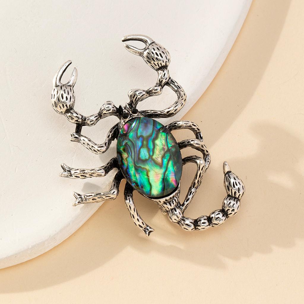 Spilla a forma di scorpione con ciondolo, design con diamanti incastonati, per la moda femminile
