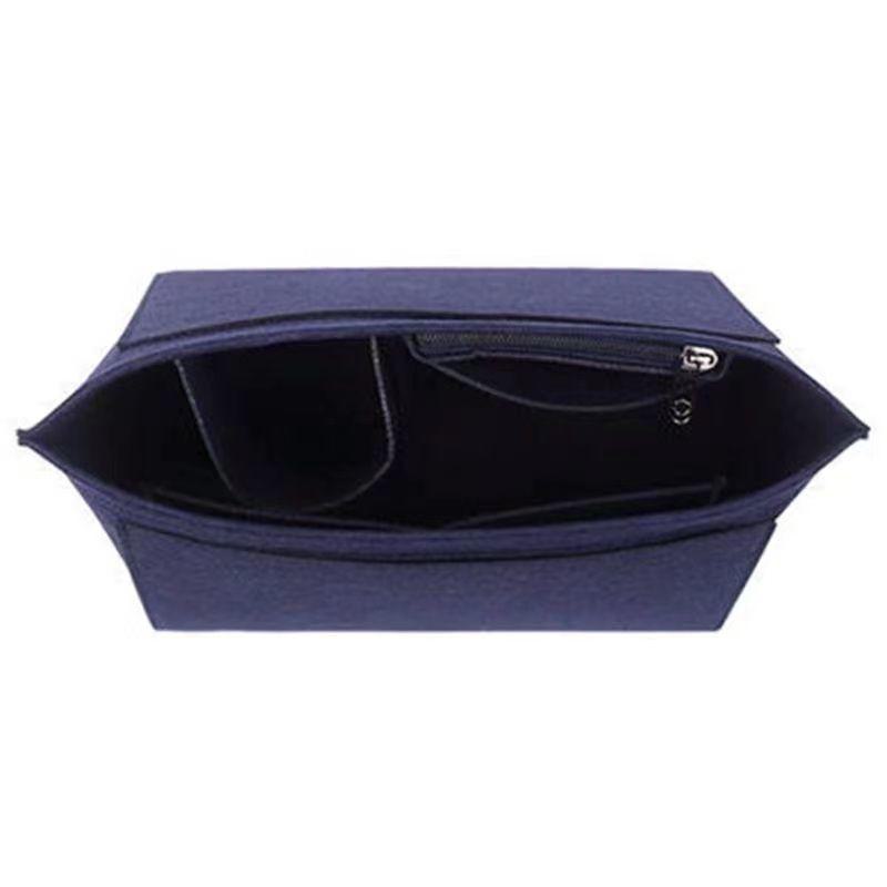 

Персонализируемая фетровая косметичка среднего размера – универсальная и многофункциональная женская сумка для хранения. Small size 21*17*13 темно-синий