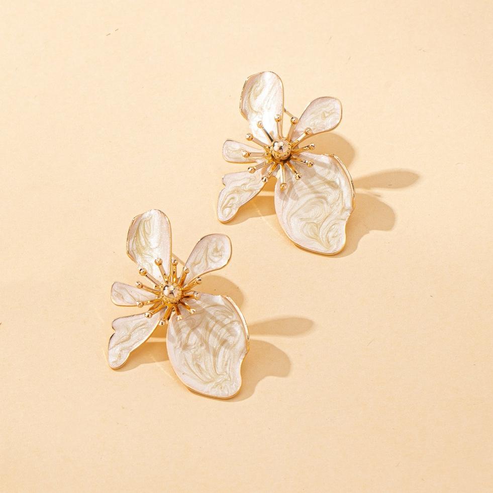 

A Pair of Women s Earrings, Three-Dimensional Flower Oil-Drip Craftsmanship, Unique and Exaggerated Earrings, Suitable for Daily Wear and Vacation Wea бежевый