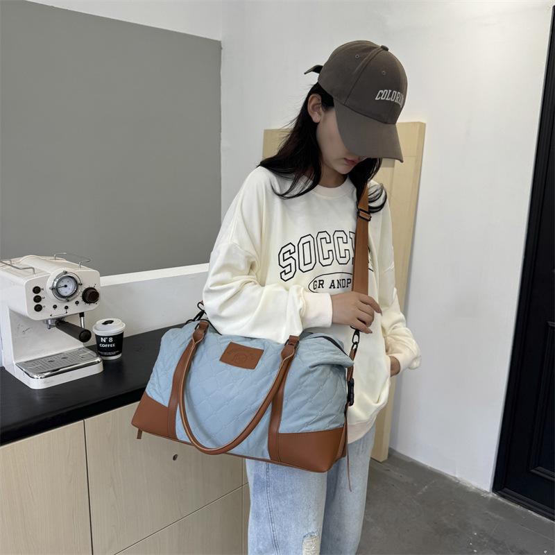 Large capacity outdoor sports fitness bag fashionable leisure versatile portable travel bag can be set with tie rod short-distance storage bag