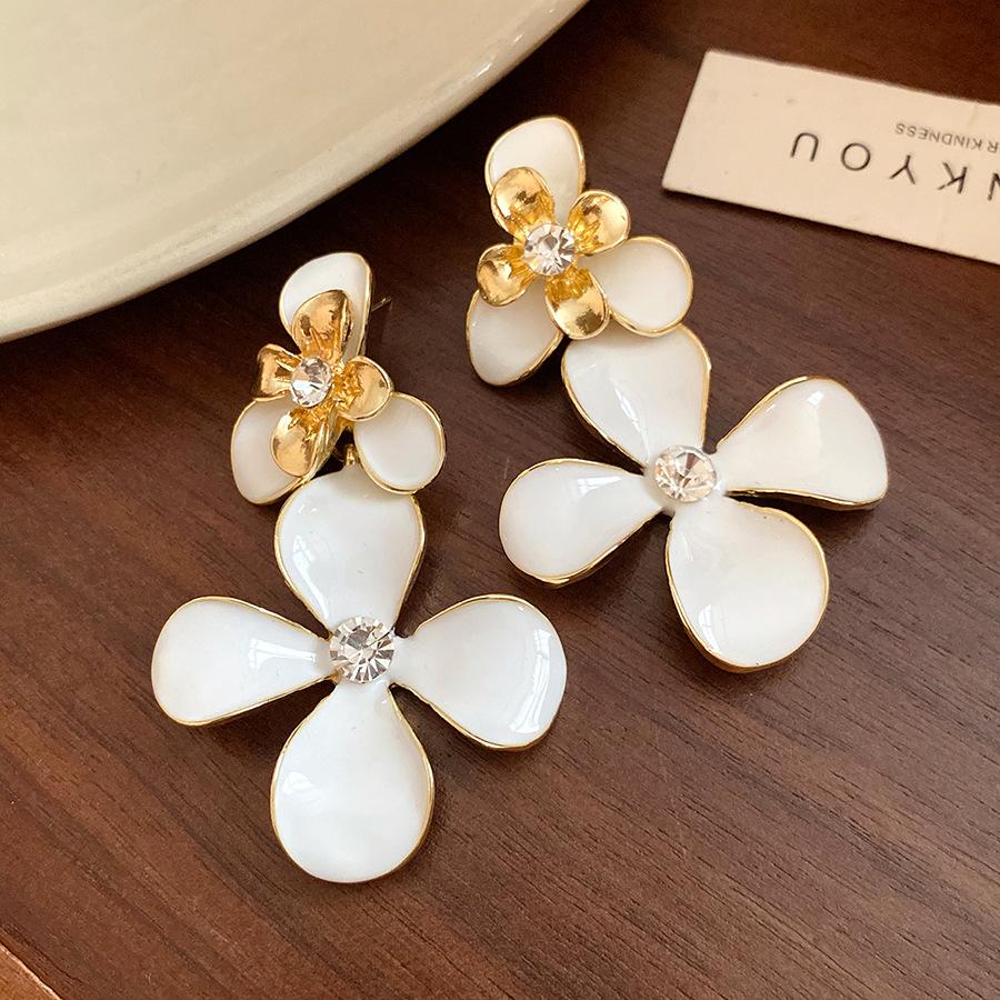 

Silver Needle Diamond Drip Oil Flower Pendant Earrings Retro Court Style Simple Fashion Earrings Light Luxury Premium Earrings