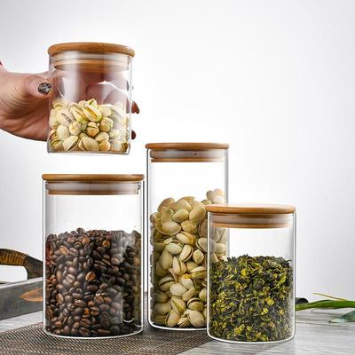 Transparenter, verschließbarer Glasbehälter für Getreide, Müsli, Trockenfrüchte, Orangenschalen und Tee.