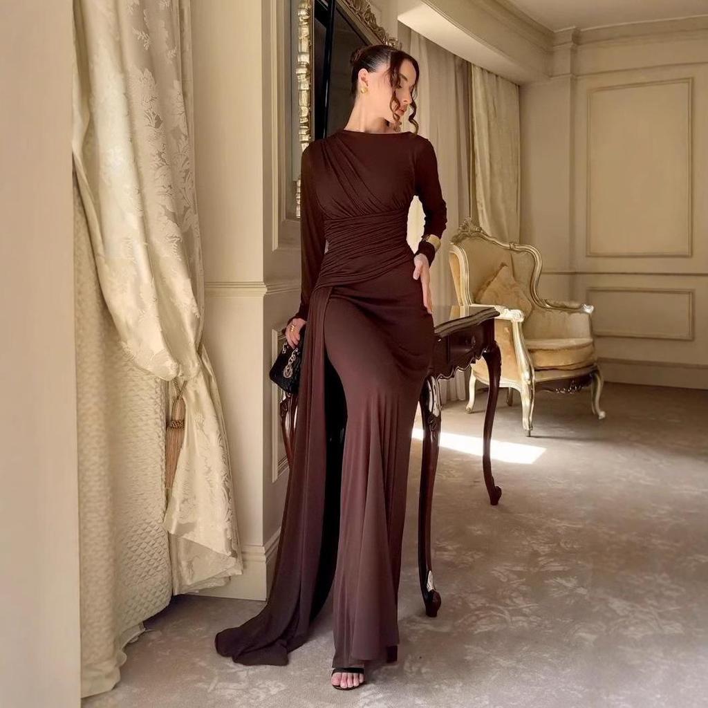 Elegantes Rüschen-Abendkleid mit langem Ärmel und Schlitz, Sommer 2025