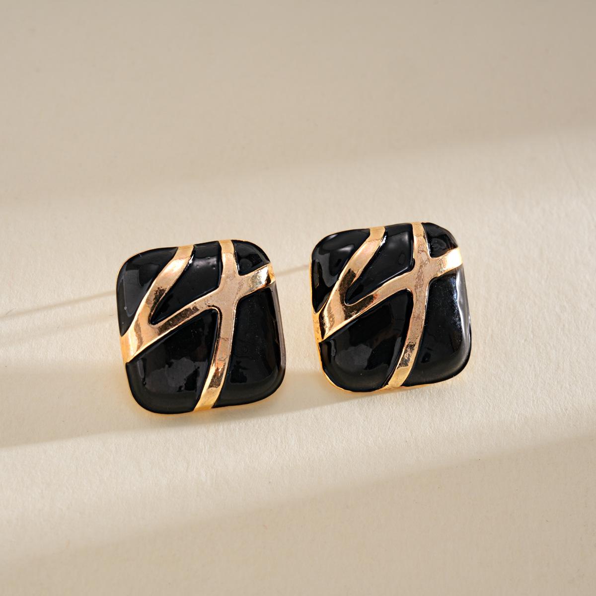 

DIGADAGU Alloy Square Stripe Geometric Stud Earrings New Simple Retro Earrings Women Party Zircon Accessories чорний