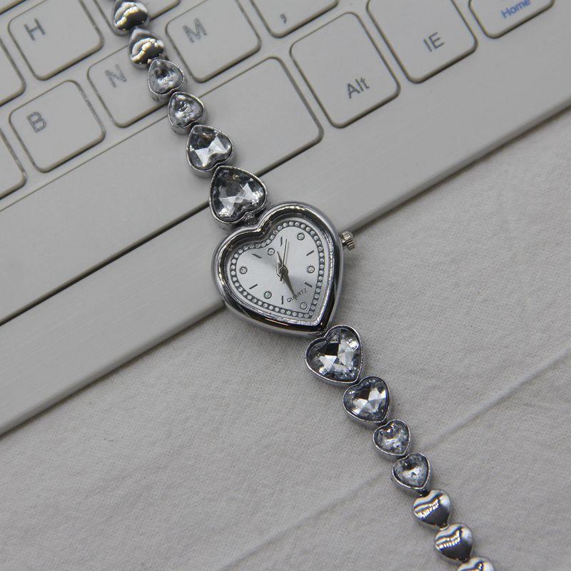 1Pc  Hot-selling Love Big Diamond Bracelet Watch Female, Korean Version of Elegant Temperament Versatile Watch, Student Quartz Watch