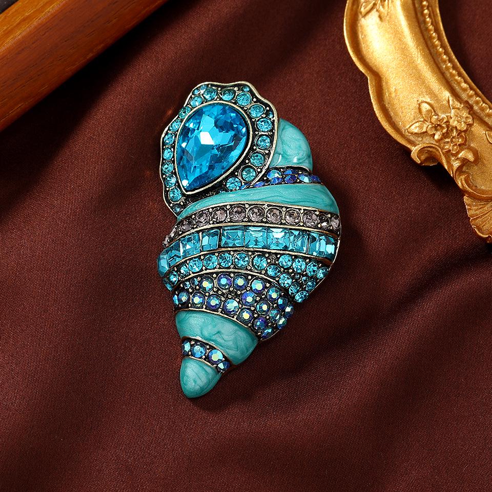 Vintage High-End Chinese Conch Brooch with Drip Oil and Inlaid Diamonds - Elegant Coat Accessory