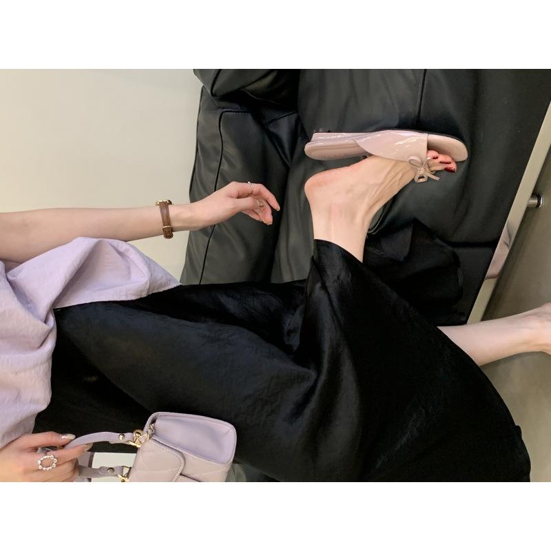 Sandaler med öppen tå, låg klack och fyrkantig tå, coola tofflor i lack med rosett, damskor för kjol