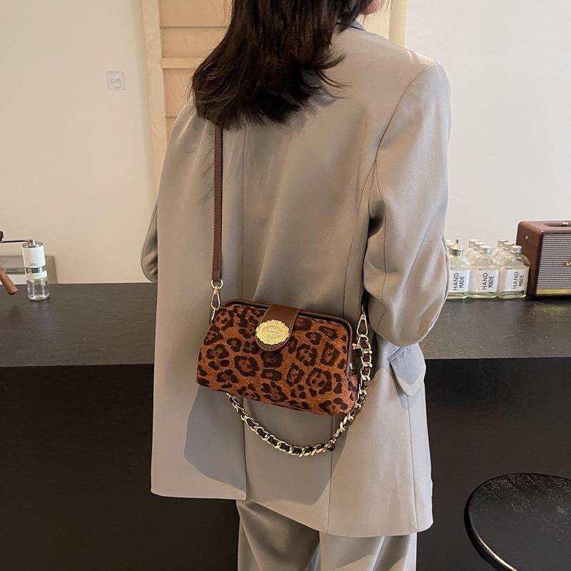 Premium bag women's autumn and winter new retro leopard print messenger bag versatile chain clip small square bag