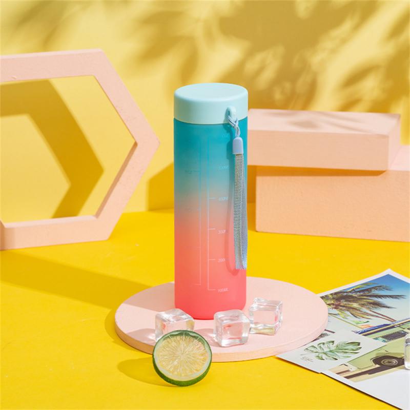 Zeitstempel Präzisionsskala Gewindebecher Mündungssiegel Auslaufsichere Tragbare Wasserflasche Sportbecher PC-Material. Mit Textur zum Mitnehmen