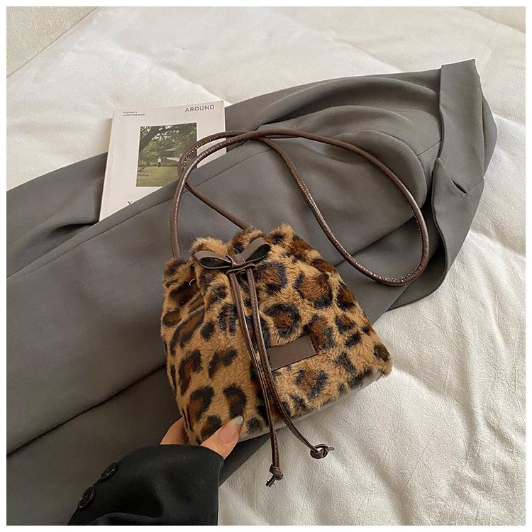 Stylish niche leopard print fluffy bag women s winter new messenger bag fluffy bag bucket bag