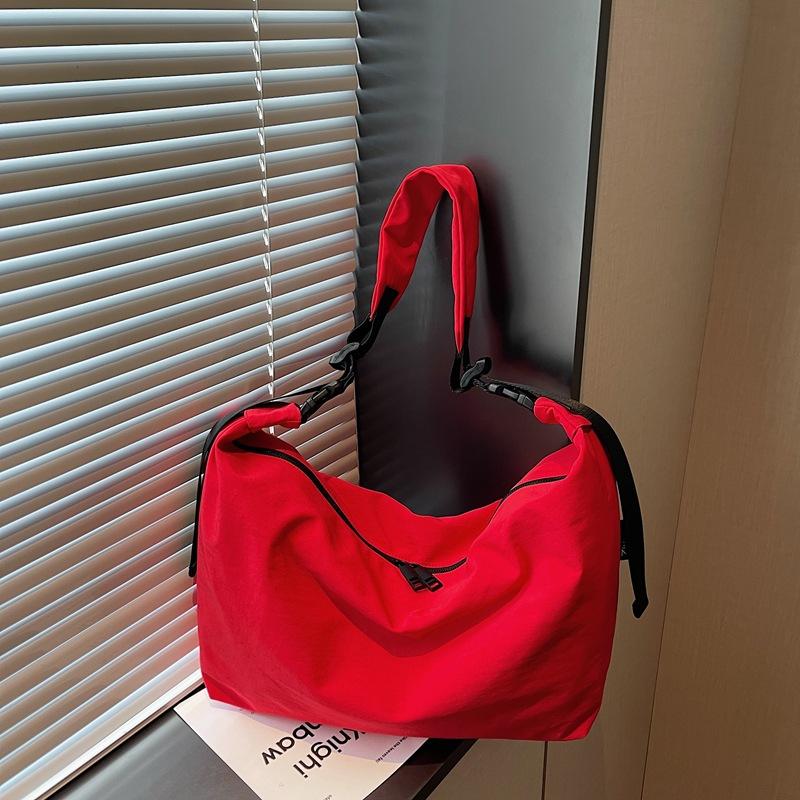 Tygväska med stor kapacitet dam ny höst och vinter mångsidig avslappnad axelbudväska texturerad pendlar dumplingväska