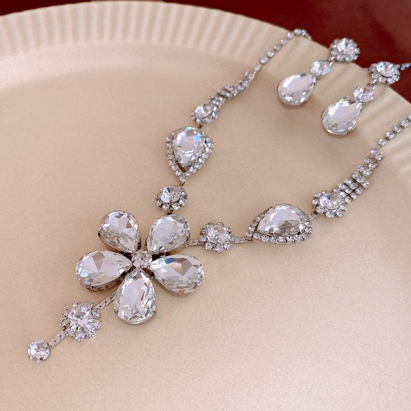 

Комплект бижутерии «Люкс» с цветами и бабочками из страз в форме капли (серьги и ожерелье)