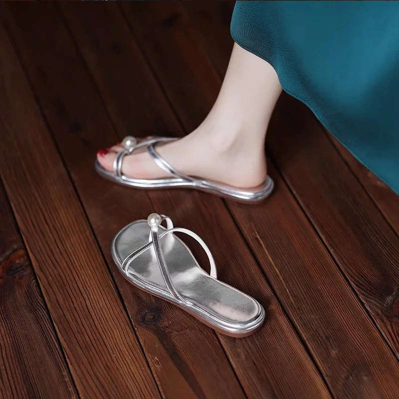 A Versatile Soft-soled Flip-flop for Women A New Style of Fashionable Flat Shoes for Outerwear