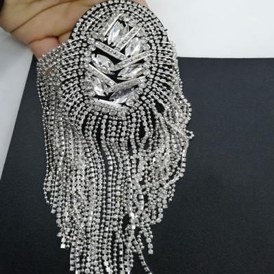 Schulterbrosche, Quasten, Strasssteine, Schmuck, handgefertigt, glänzende Epaulette, Kleidungsdekoration