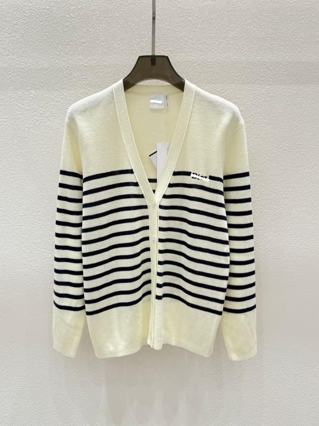 2026 New V Knitted Autumn White Wind Simple Women s Stripe Lazy Early Autumn Cardigan Black and White Collar S белый