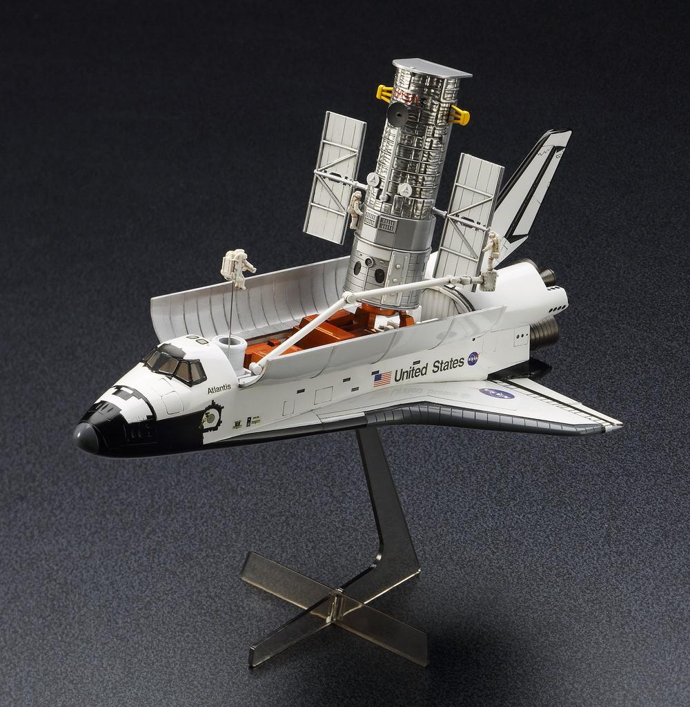 Hasegawa Hubble Space Telescope Space Shuttle Orbiter Astronaut Plastic Model Kit 10821 1/200 & w/