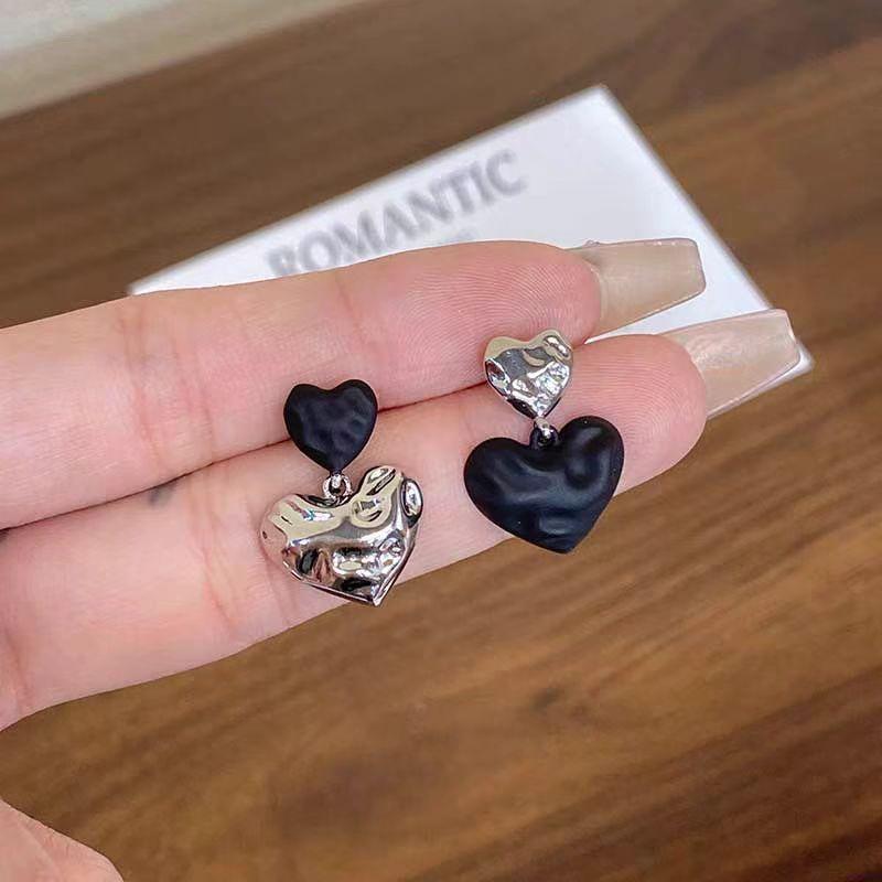 Black love earrings, new popular light luxury high-end temperament earrings, silver needles, unique and beautiful earrings.